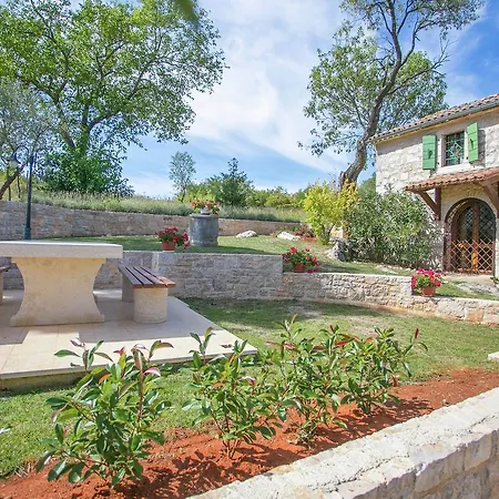 Quaint In Croatia With Pool Vizinada